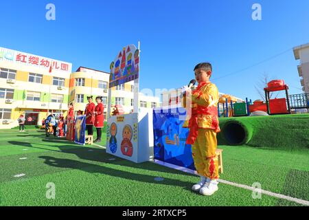 CONTEA DI LUANNAN, Cina - 31 dicembre 2021: I bambini dell'asilo si esibiscono, nella Cina settentrionale Foto Stock