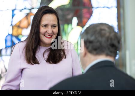 Oranienburg, Germania. 15 settembre 2023. Manja Schüle (SPD), Ministro della Scienza, della ricerca e della Cultura dello Stato di Brandeburgo, interviene con Martin Weigert all'evento. Il figlio di un ex detenuto del campo di concentramento di Sachsenhausen presenta il rilievo in bronzo "The Lament" di Käthe Kollwitz al Memoriale di Sachsenhausen. Credito: Hannes P. Albert/dpa/Alamy Live News Foto Stock