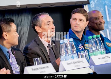 Brema, Germania. 15 settembre 2023. Howard Hu, responsabile del programma spaziale Orion della NASA, Philippe Deloo, responsabile del programma Orion Service Module presso ESA, Reid Wiseman, astronauta della NASA, e Victor Glover, astronauta della NASA, siediti di fronte ai giornalisti durante una conferenza stampa. Hanno riferito della prossima missione "Artemis 2". Credito: Hauke-Christian Dittrich/dpa/Alamy Live News Foto Stock