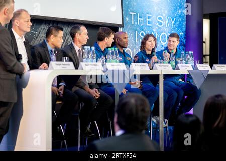 Brema, Germania. 15 settembre 2023. Ralph Heinrich (l-r), portavoce della stampa Airbus, Marc Steckling, capo della divisione spaziale di Airbus, Howard Hu, responsabile del programma spaziale Orion, Philippe Deloo, responsabile del programma del modulo di servizio Orion presso ESA, Reid Wiseman, astronauta NASA, Victor Glover, astronauta NASA, Christina Koch, astronauta NASA, e Jeremy Hansen, astronauta CSA, siedono di fronte ai giornalisti durante una conferenza stampa. Hanno riferito della prossima missione "Artemis 2". Credito: Hauke-Christian Dittrich/dpa/Alamy Live News Foto Stock