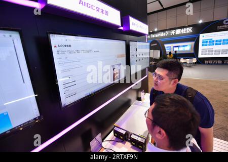 (230915) -- CHANGSHA, 15 settembre 2023 (Xinhua) -- i visitatori imparano a conoscere l'AIGC durante la World Computing Conference del 2023 a Changsha, nella provincia centrale di Hunan della Cina, 15 settembre 2023. Venerdì a Changsha è iniziata la conferenza mondiale sull'informatica del 2023. La conferenza, con il tema "calcolare il mondo per creare Una nuova era - nuovi cambiamenti nell'industria informatica", è stata organizzata dal governo provinciale Hunan e dal Ministero dell'industria e della tecnologia dell'informazione. Oltre alla cerimonia di apertura e al forum di apertura, saranno previste 13 attività tematiche, concorsi e mostre Foto Stock