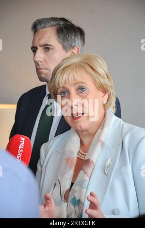 Limerick, Irlanda. 15 settembre 2023 fine Gael Think in, nella città di Limerick, nella foto sotto il ministro per la protezione sociale Heather Humphreys con Simon Harris. Credito: Karlis Dzjamko Foto Stock