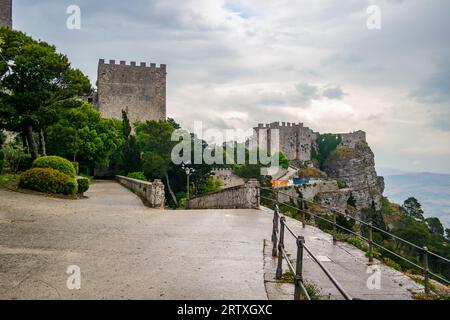 Vista del castello di Erice, Sicilia, Italia Foto Stock