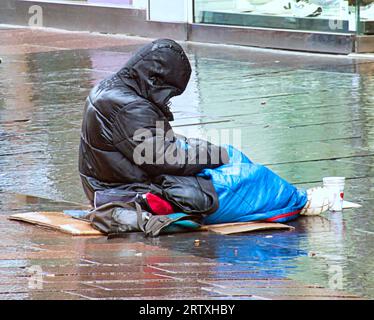 Glasgow, Scozia, Regno Unito. 15 settembre 2023. Meteo del Regno Unito: Senzatetto che implorano il miglio di stile. Piovendo nel centro della città, la gente del posto e i turisti con i loro ombrelli si sono spinti verso la capitale scozzese dello shopping. Credit Gerard Ferry/Alamy Live News Foto Stock