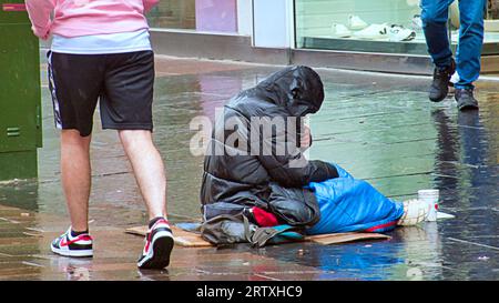 Glasgow, Scozia, Regno Unito. 15 settembre 2023. Meteo del Regno Unito: Senzatetto che implorano il miglio di stile. Piovendo nel centro della città, la gente del posto e i turisti con i loro ombrelli si sono spinti verso la capitale scozzese dello shopping. Credit Gerard Ferry/Alamy Live News Foto Stock