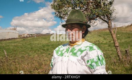 Cangahua, Cayambe / Ecuador - 12 settembre 2023: Ritratto di anziana donna indigena di Cayambe che cammina attraverso il campo durante il giorno Foto Stock