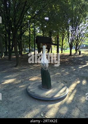 Fai un giro a forma di cicogna in un parco giochi in una giornata di sole Foto Stock