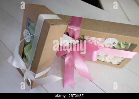 Due scatole con marshmallow. Marshmallow fatti in casa in una confezione regalo di carta. Fiori di Zephyr. La scatola è legata con un nastro legato a un arco. Etichetta per la t Foto Stock