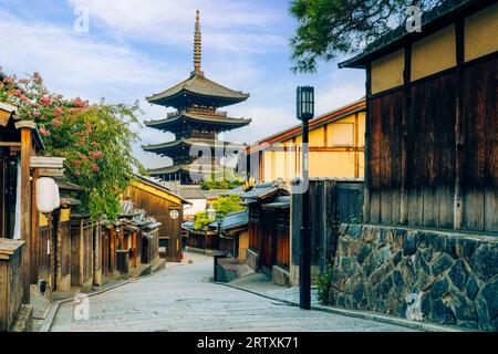 Alba nella via della città vecchia di Higashiyama a Kyoto Foto Stock