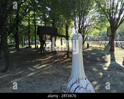 Fai un giro a forma di cicogna in un parco giochi in una giornata di sole Foto Stock