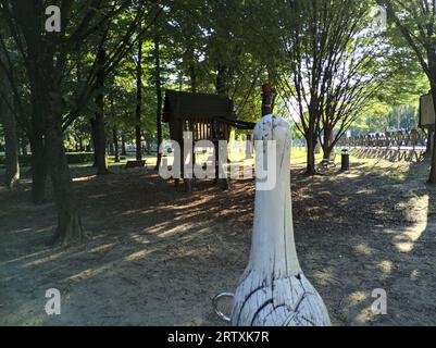 Fai un giro a forma di cicogna in un parco giochi in una giornata di sole Foto Stock