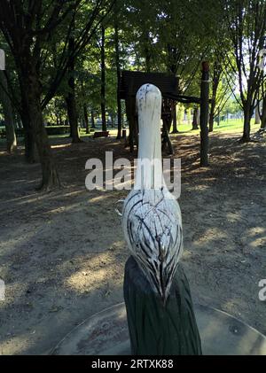 Fai un giro a forma di cicogna in un parco giochi in una giornata di sole Foto Stock