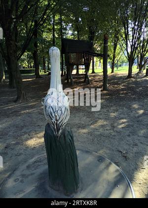 Fai un giro a forma di cicogna in un parco giochi in una giornata di sole Foto Stock