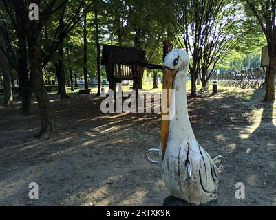 Fai un giro a forma di cicogna in un parco giochi in una giornata di sole Foto Stock