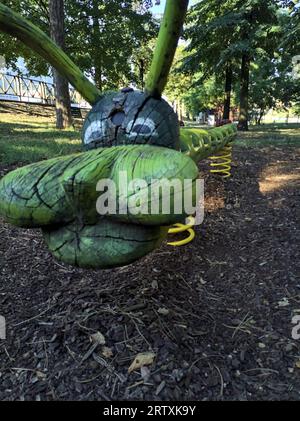 In una giornata di sole, fai un giro a forma di bruco in un parco giochi Foto Stock