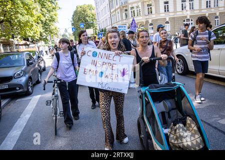 Monaco, Germania. 15 settembre 2023. Venerdì per la futura Monaco: Allievi, studenti e insegnanti durante uno sciopero per il clima. Lo sciopero faceva parte di una protesta globale sul clima organizzata da vari movimenti climatici. Gli attivisti per il clima chiedono un'azione urgente a Monaco - chiedendo al governo tedesco di raggiungere gli obiettivi di neutralità climatica entro il 2025. Credito: Valerio Agolino / Alamy Live News Foto Stock