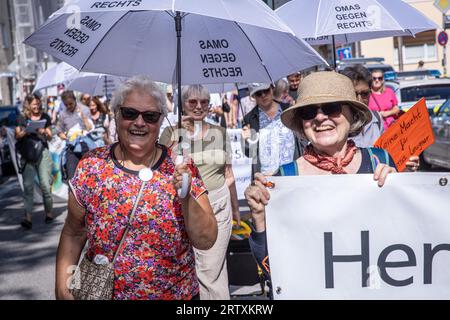 Monaco, Germania. 15 settembre 2023. Venerdì per la futura Monaco: Allievi, studenti e insegnanti durante uno sciopero per il clima. Lo sciopero faceva parte di una protesta globale sul clima organizzata da vari movimenti climatici. Gli attivisti per il clima chiedono un'azione urgente a Monaco - chiedendo al governo tedesco di raggiungere gli obiettivi di neutralità climatica entro il 2025. Credito: Valerio Agolino / Alamy Live News Foto Stock