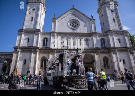 Monaco, Germania. 15 settembre 2023. Venerdì per la futura Monaco: Allievi, studenti e insegnanti durante uno sciopero per il clima. Lo sciopero faceva parte di una protesta globale sul clima organizzata da vari movimenti climatici. Gli attivisti per il clima chiedono un'azione urgente a Monaco - chiedendo al governo tedesco di raggiungere gli obiettivi di neutralità climatica entro il 2025. Credito: Valerio Agolino / Alamy Live News Foto Stock