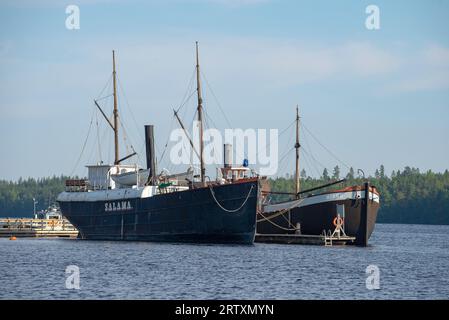 SAVONLINNA, FINLANDIA - 24 LUGLIO 2018: Due vecchie navi a vapore "Salama" e "Mikko" al molo sul lago Saimaa in una mattina di luglio Foto Stock