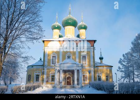 L'antica cattedrale di Spasopreobrazhensky (1713) in una soleggiata mattinata di gennaio. Uglich Cremlino. Anello d'oro della Russia Foto Stock
