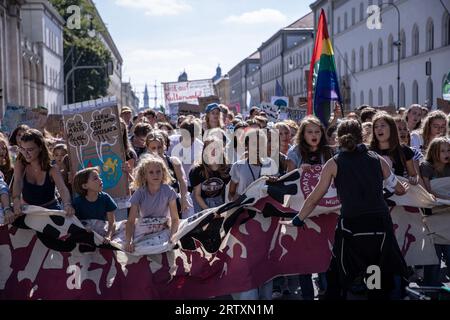 Monaco, Germania. 15 settembre 2023. Venerdì per la futura Monaco: Allievi, studenti e insegnanti durante uno sciopero per il clima. Lo sciopero faceva parte di una protesta globale sul clima organizzata da vari movimenti climatici. Gli attivisti per il clima chiedono un'azione urgente a Monaco - chiedendo al governo tedesco di raggiungere gli obiettivi di neutralità climatica entro il 2025. Credito: Valerio Agolino / Alamy Live News Foto Stock