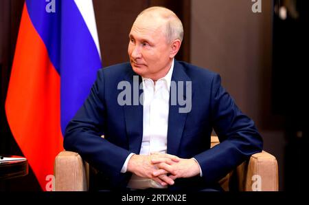 Sochi, Russia. 15 settembre 2023. Il presidente russo Vladimir Putin ascolta il presidente bielorusso Alexander Lukashenko durante un incontro bilaterale faccia a faccia presso la residenza Bocharov Ruchei, il 15 settembre 2023 a Sochi, in Russia. Crediti: Mikhail Metzel/Cremlino Pool/Alamy Live News Foto Stock