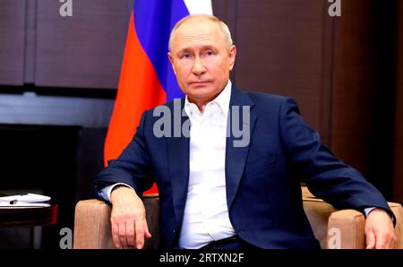 Sochi, Russia. 15 settembre 2023. Il presidente russo Vladimir Putin ascolta il presidente bielorusso Alexander Lukashenko durante un incontro bilaterale faccia a faccia presso la residenza Bocharov Ruchei, il 15 settembre 2023 a Sochi, in Russia. Crediti: Mikhail Metzel/Cremlino Pool/Alamy Live News Foto Stock