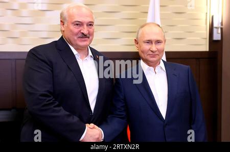 Sochi, Russia. 15 settembre 2023. Il presidente russo Vladimir Putin, a destra, dà il benvenuto al presidente bielorusso Alexander Lukashenko, a sinistra, all'arrivo nella residenza Bocharov Ruchei, il 15 settembre 2023 a Sochi, in Russia. Crediti: Mikhail Metzel/Cremlino Pool/Alamy Live News Foto Stock