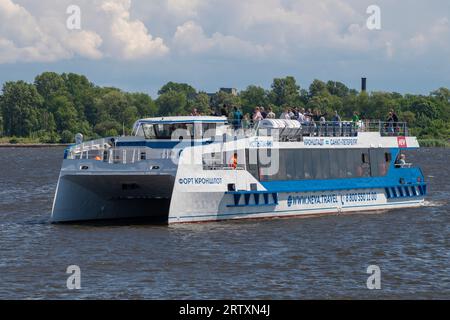 KRONSHTADT, RUSSIA - 24 GIUGNO 2023: Nuovo catamarano turistico "Fort Kronshlot" sulla costa di Kronstadt nel pomeriggio di giugno Foto Stock