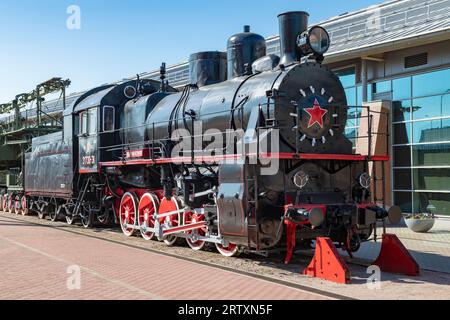 SAN PIETROBURGO, RUSSIA - 27 AGOSTO 2023: Locomotiva a vapore sovietica della serie "Em" nel Museo ferroviario russo in una giornata di sole Foto Stock