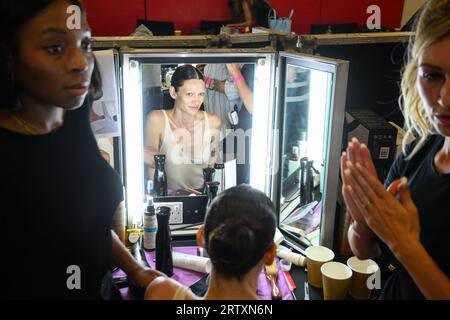 Londra, Regno Unito. 15 settembre 2023. Le modelle si preparano dietro le quinte per la sfilata di moda Fashion East, tenutasi alla Yeomanry House nell'ambito della London Fashion Week. Il credito fotografico dovrebbe essere: Matt Crossick/Empics/Alamy Live News Foto Stock