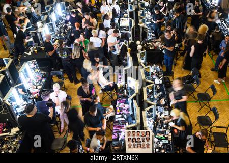 Londra, Regno Unito. 15 settembre 2023. Le modelle si preparano dietro le quinte per la sfilata di moda Fashion East, tenutasi alla Yeomanry House nell'ambito della London Fashion Week. Il credito fotografico dovrebbe essere: Matt Crossick/Empics/Alamy Live News Foto Stock