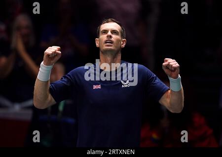 Il britannico Andy Murray festeggia la vittoria dello svizzero Leandro Riedi (non nella foto) durante la partita a gironi della Coppa Davis all'AO Arena di Manchester. Data immagine: Venerdì 15 settembre 2023. Foto Stock