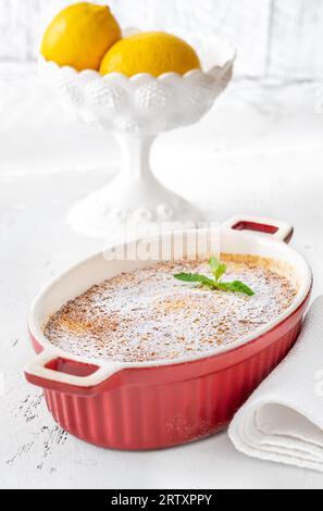 Budino di limone al forno guarnito con zucchero a velo e menta Foto Stock