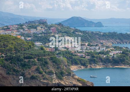 Paesaggio dell'isola di Procida dalla cosiddetta tavola del re nella riserva naturale di Vivara, Napoli, Italia Foto Stock
