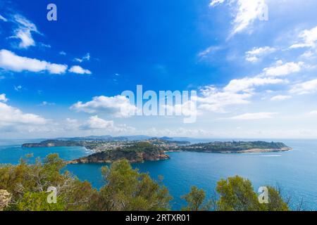 Paesaggio dell'isola di Procida dalla cosiddetta tavola del re nella riserva naturale di Vivara, Napoli, Italia Foto Stock