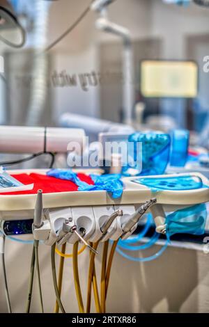 Due sedie per sala operatoria posizionate di fronte a un letto d'ospedale con un assortimento di strumenti medici in esposizione Foto Stock