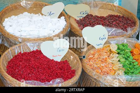 cesti di frutta secca con etichette di prezzo in vendita al mercato locale Foto Stock