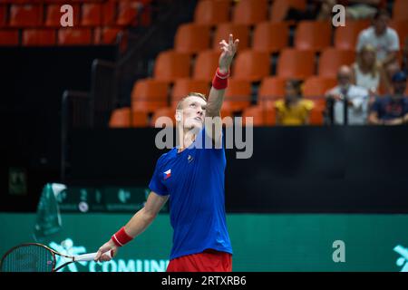 Jiri Lehecka della Repubblica Ceca in azione durante le finali di Coppa Davis di Valencia, gruppo C, Cechia vs Corea, partita 2, allo Stadio Fuente de San Luis. Punteggio finale: Repubblica Ceca 3:0 Corea. (Foto di Vicente Vidal Fernandez / SOPA Images/Sipa USA) Foto Stock