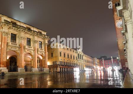 Vista notturna della piazza principale della città, PIAZZA DEI SIGNORI, a VICENZA, in ITALIA, dopo la pioggia Foto Stock