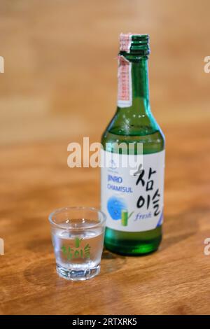 Bangkok, Thailandia - 2 febbraio 2019: Jinro Chamisul Soju. E' una famosa bevanda distillata limpida e incolore di origine coreana. Jinro è il più grande ma Foto Stock