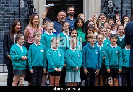 Lojndon, Regno Unito. 15 settembre 2023. Akshata Murthy, moglie di Rishi Sunaks, incontra i bambini delle scuole primarie in visita al 10 di Downing Street. I bambini inclusi provenivano dalla Richmond Primary School e dalla Rosh Pinah Primary School di Edgware. Credito: Karl Black/Alamy Live News Foto Stock