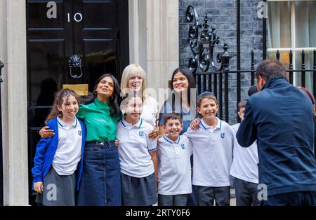 Lojndon, Regno Unito. 15 settembre 2023. Akshata Murthy, moglie di Rishi Sunaks, incontra i bambini delle scuole primarie in visita al 10 di Downing Street. I bambini inclusi provenivano dalla Richmond Primary School e dalla Rosh Pinah Primary School di Edgware. Credito: Karl Black/Alamy Live News Foto Stock