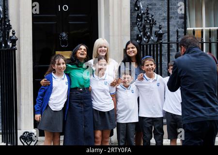 Lojndon, Regno Unito. 15 settembre 2023. Akshata Murthy, moglie di Rishi Sunaks, incontra i bambini delle scuole primarie in visita al 10 di Downing Street. I bambini inclusi provenivano dalla Richmond Primary School e dalla Rosh Pinah Primary School di Edgware. Credito: Karl Black/Alamy Live News Foto Stock