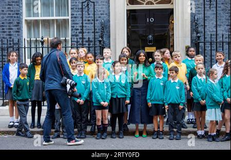 Lojndon, Regno Unito. 15 settembre 2023. Akshata Murthy, moglie di Rishi Sunaks, incontra i bambini delle scuole primarie in visita al 10 di Downing Street. I bambini inclusi provenivano dalla Richmond Primary School e dalla Rosh Pinah Primary School di Edgware. Credito: Karl Black/Alamy Live News Foto Stock