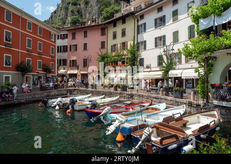Un porticciolo, Limone sul Garda comune in provincia di Brescia, in Lombardia sulla sponda occidentale del Lago di Garda. Foto Stock