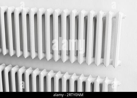 Radiatori bianchi montati a parete. Classica tecnologia di riscaldamento urbano Foto Stock