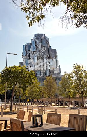 Vista esterna del tour DI LUMA ad Arles, Francia. Un edificio moderno dedicato all'arte di Frank Gehry, ispirato alla lunga storia della città Foto Stock