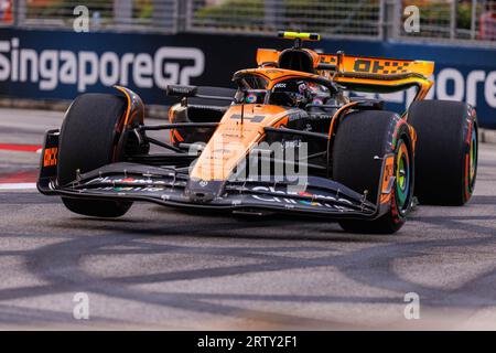 Singapore, Singapore. 15 settembre 2023. Lando Norris della Gran Bretagna guida la (4) McLaren MCL36 durante le prove in vista del Gran Premio di F1 di Singapore sul circuito di Marina Bay Street. Credito: SOPA Images Limited/Alamy Live News Foto Stock