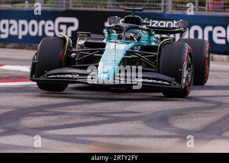 Singapore, Singapore. 15 settembre 2023. Lance Walk of Canada guida la (18) Aston Martin AMR23 Mercedes durante le prove in vista del Gran Premio di F1 di Singapore sul circuito di Marina Bay Street. Credito: SOPA Images Limited/Alamy Live News Foto Stock